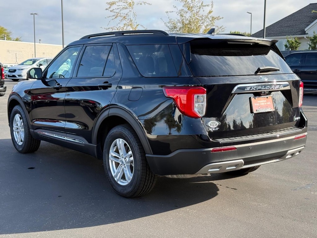 Ford Explorer Vehicle Full-screen Gallery Image 06