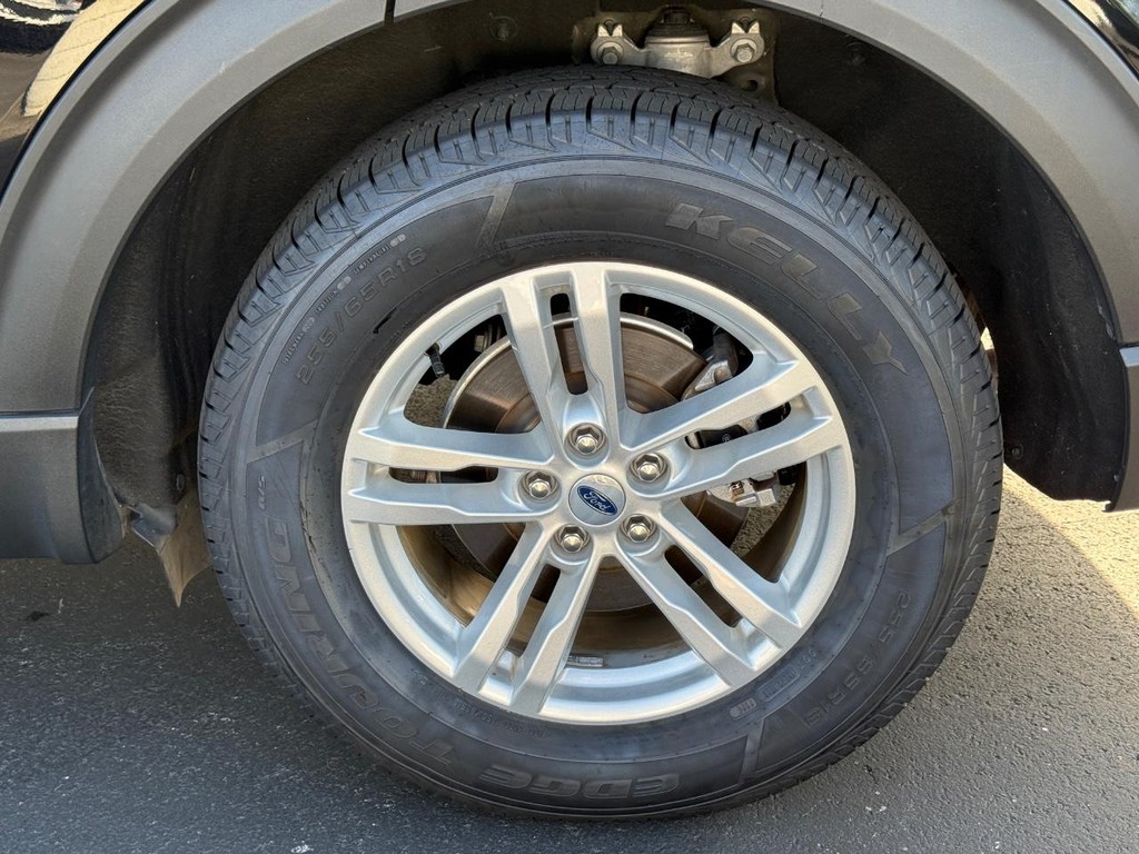 Ford Explorer Vehicle Full-screen Gallery Image 08