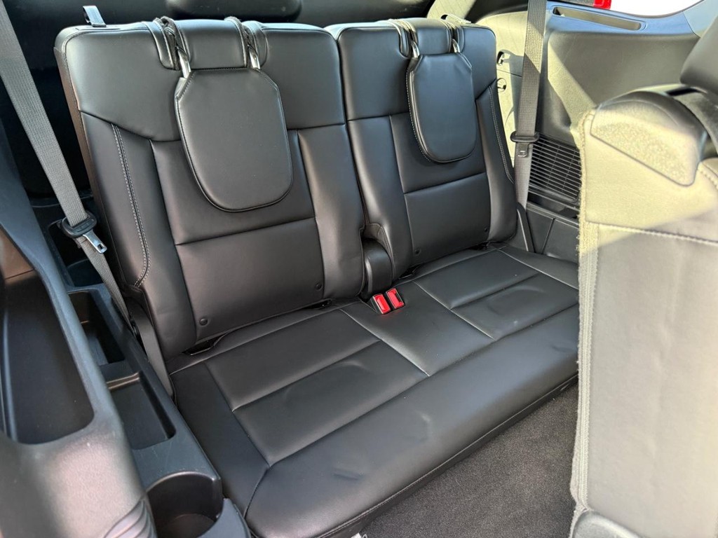 Ford Explorer Vehicle Full-screen Gallery Image 11