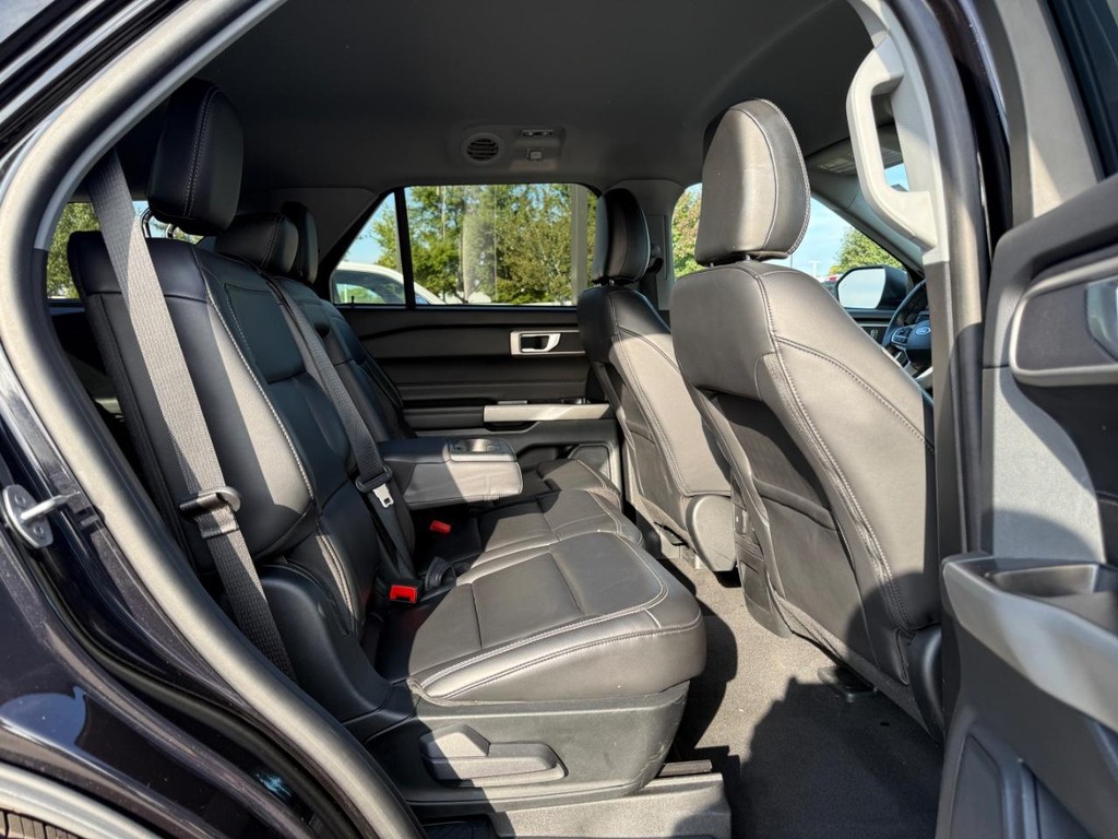 Ford Explorer Vehicle Full-screen Gallery Image 12
