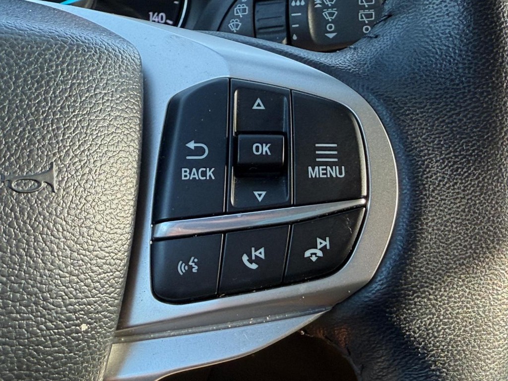 Ford Explorer Vehicle Full-screen Gallery Image 16