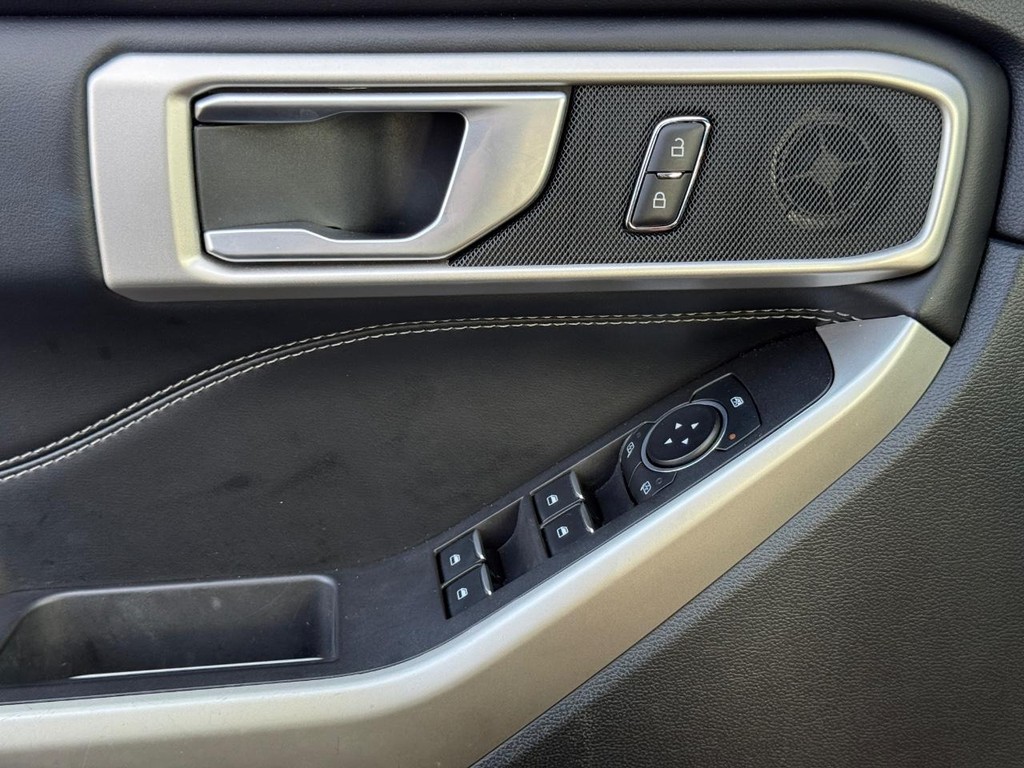 Ford Explorer Vehicle Full-screen Gallery Image 25