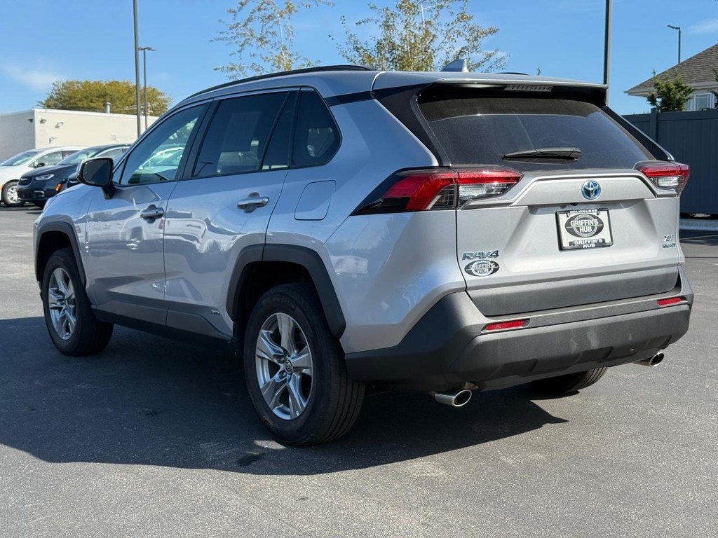 Toyota RAV4 Vehicle Full-screen Gallery Image 06