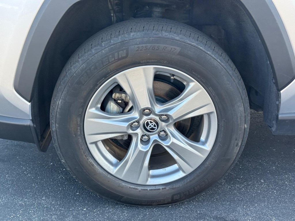 Toyota RAV4 Vehicle Full-screen Gallery Image 08