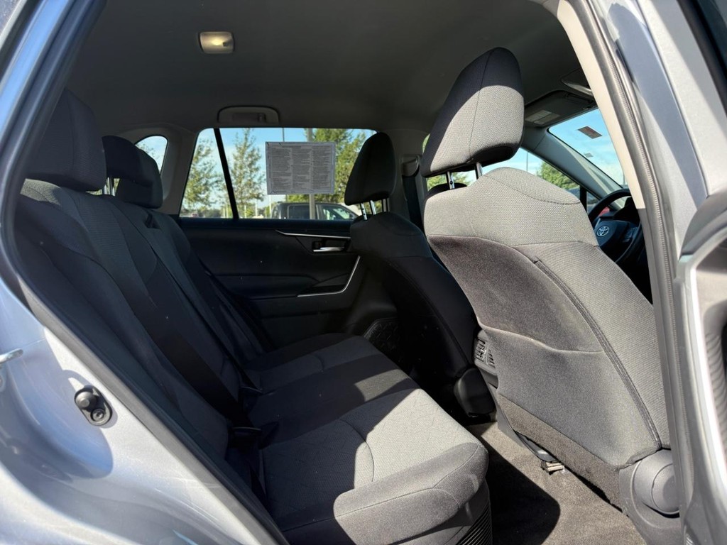 Toyota RAV4 Vehicle Full-screen Gallery Image 11