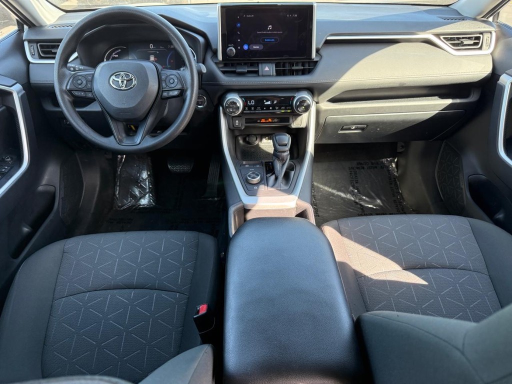 Toyota RAV4 Vehicle Full-screen Gallery Image 12