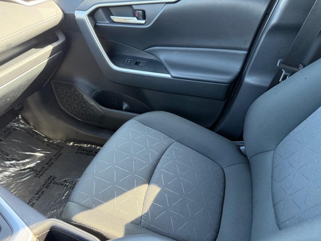 Toyota RAV4 Vehicle Full-screen Gallery Image 21