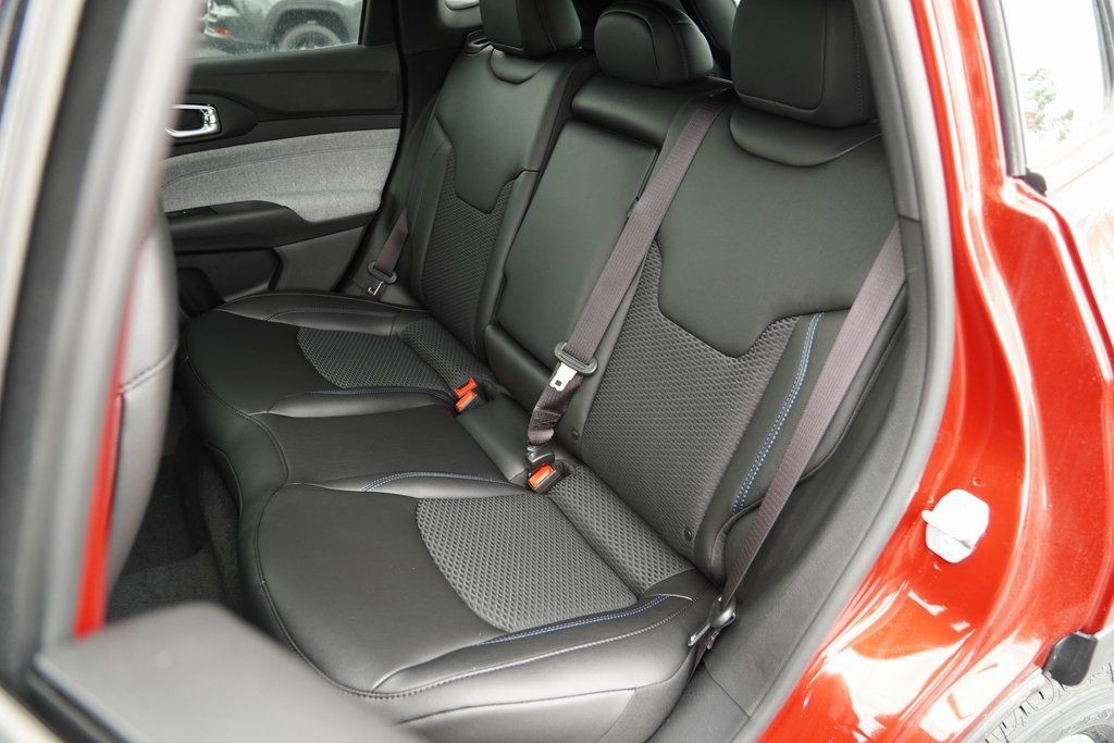 Jeep Compass Vehicle Full-screen Gallery Image 10