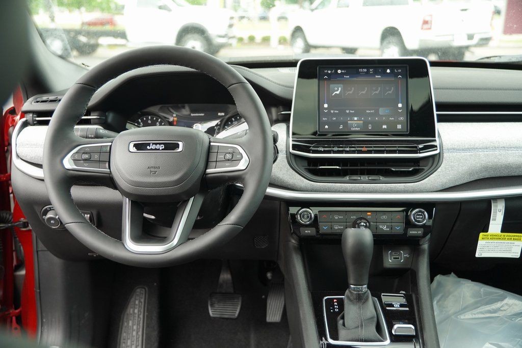 Jeep Compass Vehicle Full-screen Gallery Image 11