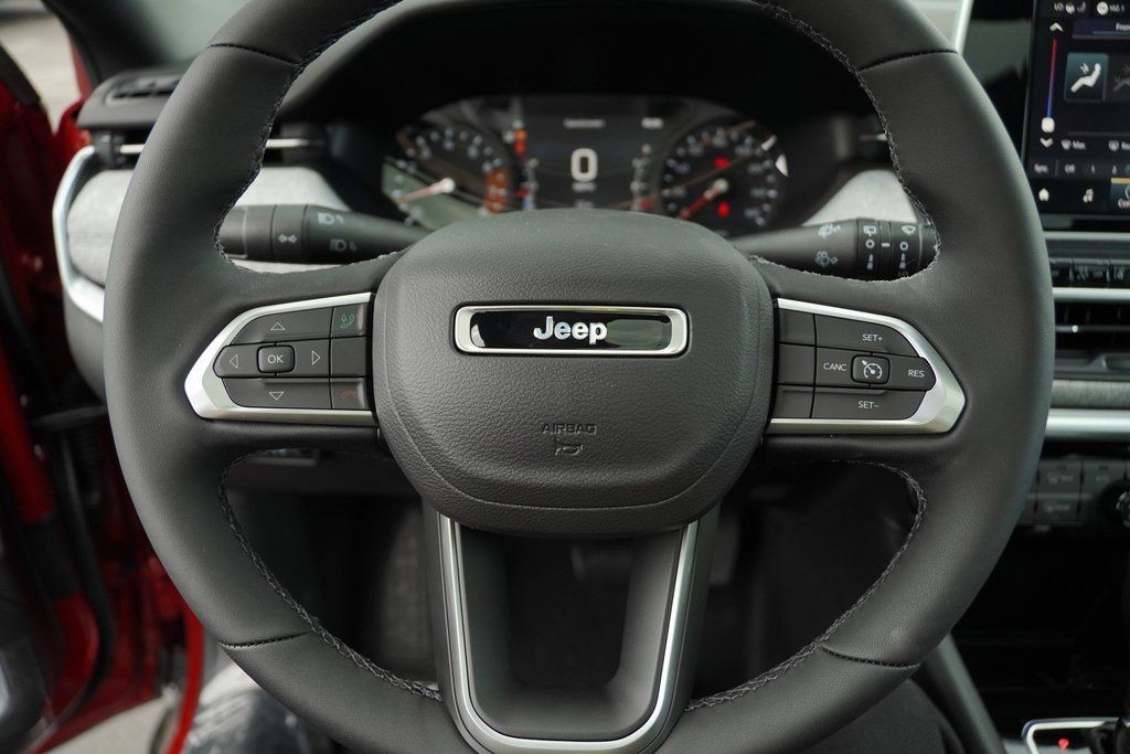 Jeep Compass Vehicle Full-screen Gallery Image 13