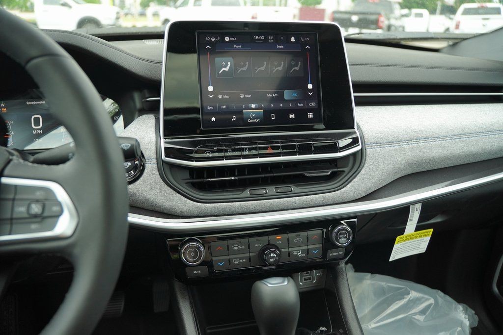 Jeep Compass Vehicle Full-screen Gallery Image 15