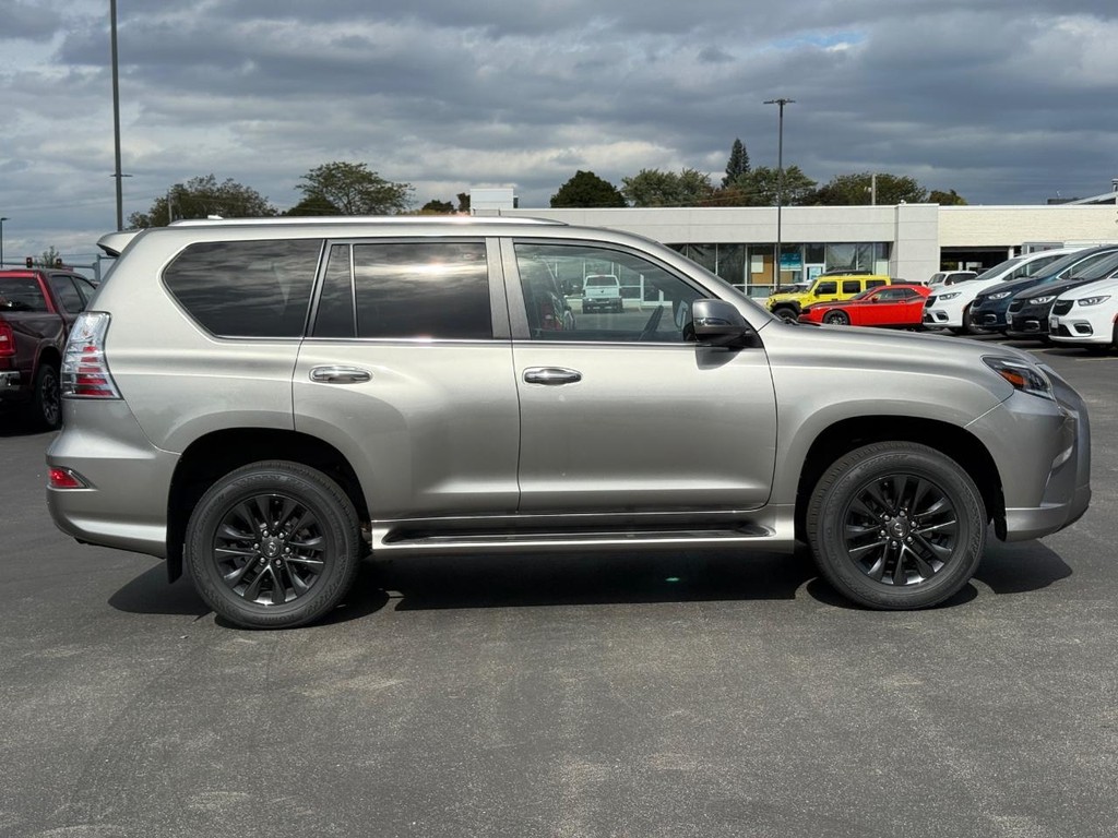 Lexus GX Vehicle Full-screen Gallery Image 03