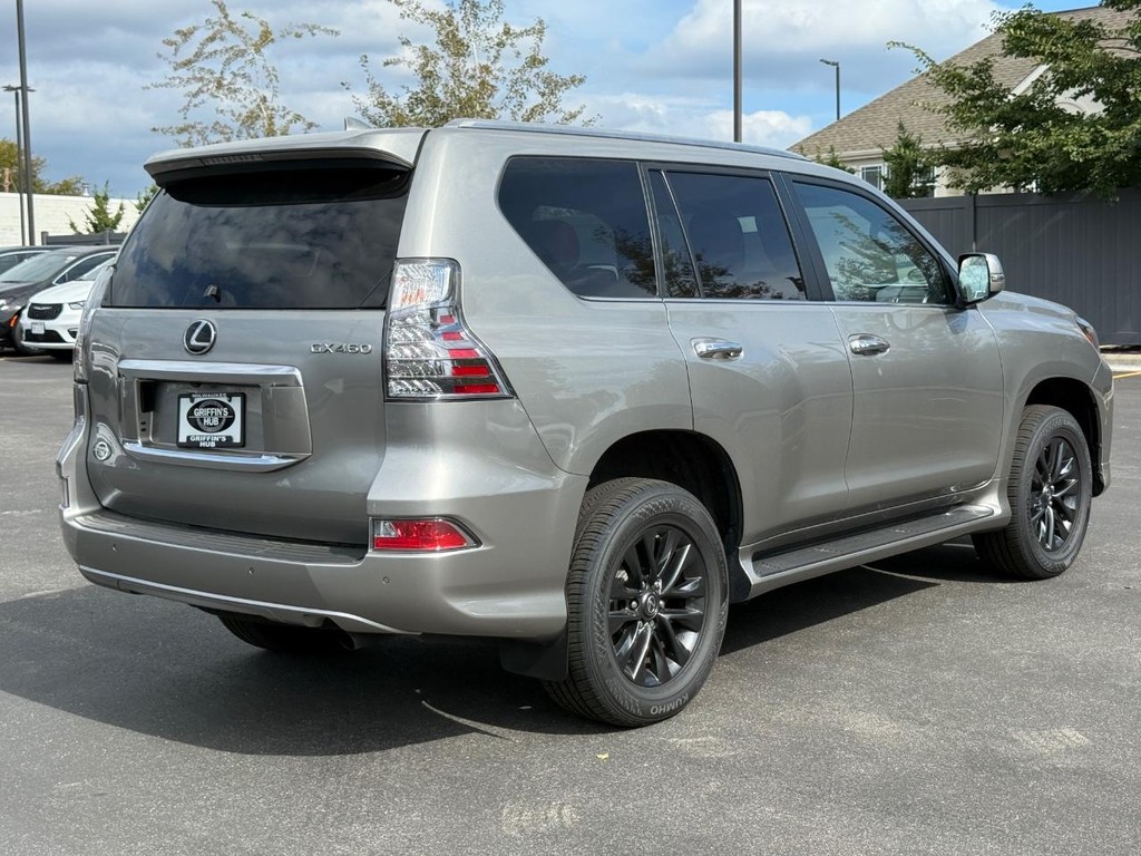 Lexus GX Vehicle Full-screen Gallery Image 04