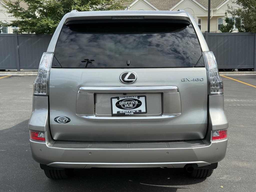 Lexus GX Vehicle Full-screen Gallery Image 05