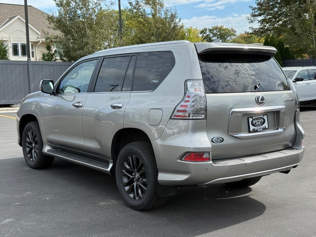 Lexus GX Vehicle Full-screen Gallery Image 06