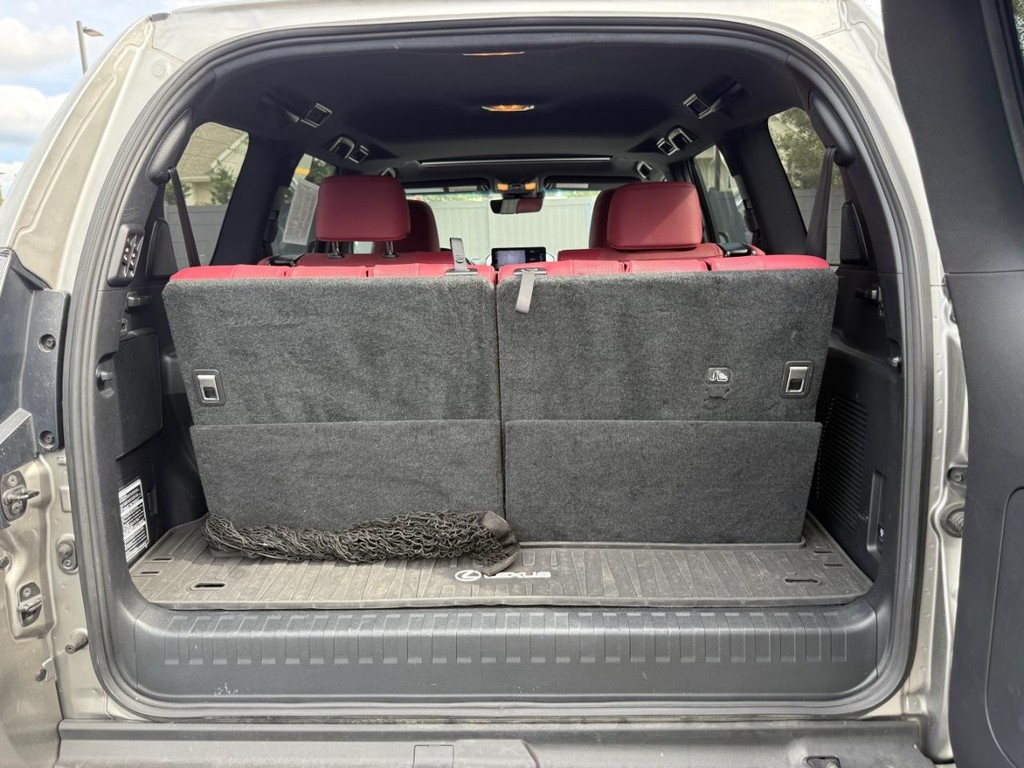 Lexus GX Vehicle Full-screen Gallery Image 07