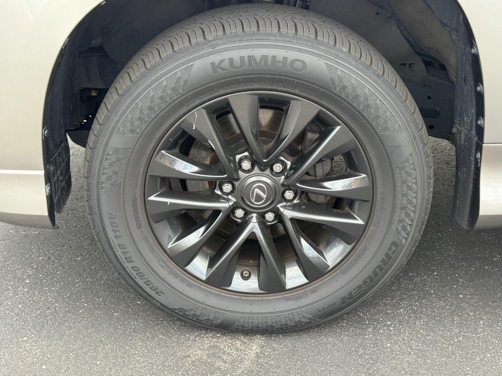 Lexus GX Vehicle Full-screen Gallery Image 08