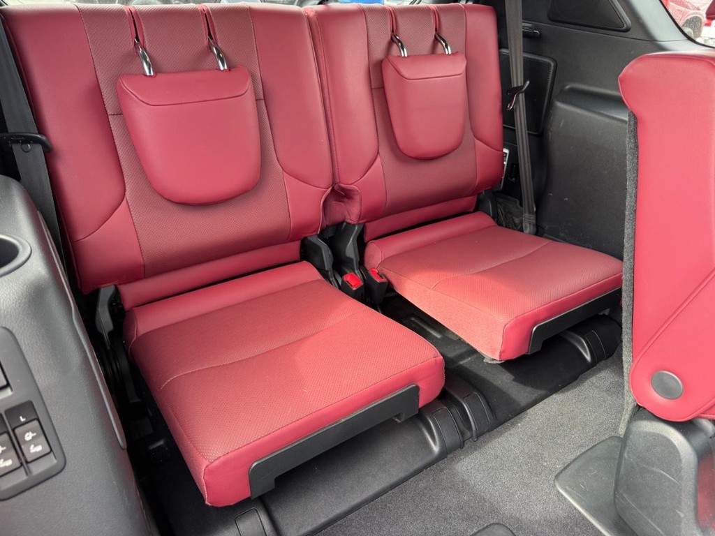 Lexus GX Vehicle Full-screen Gallery Image 11