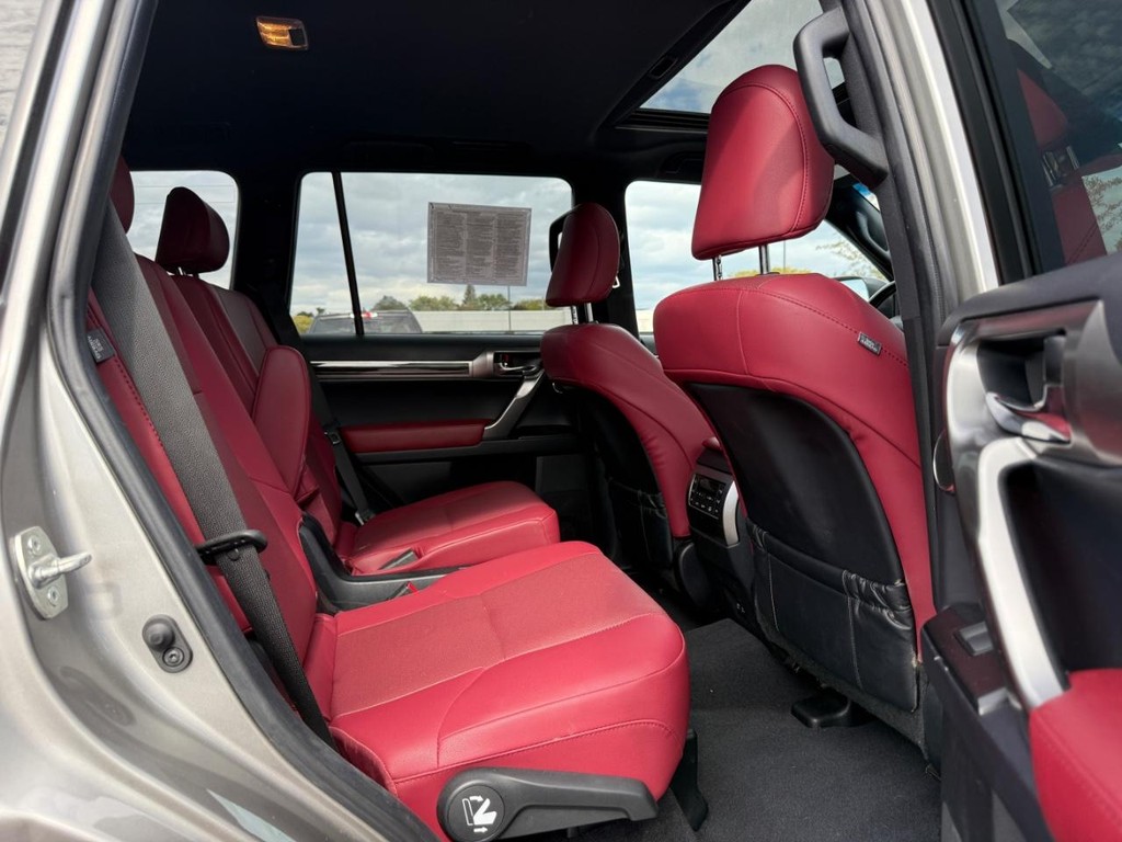 Lexus GX Vehicle Full-screen Gallery Image 12