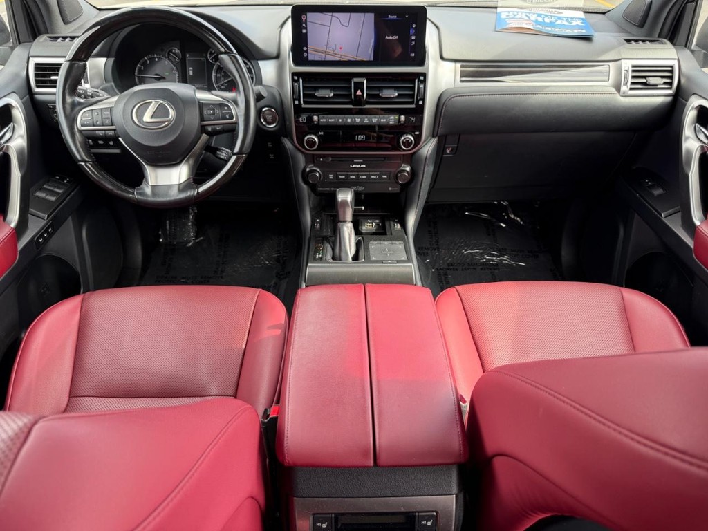 Lexus GX Vehicle Full-screen Gallery Image 15