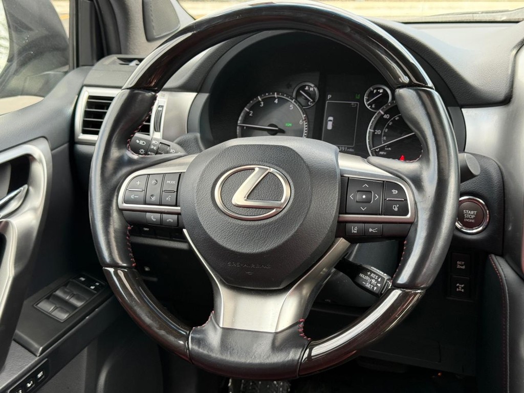 Lexus GX Vehicle Full-screen Gallery Image 16