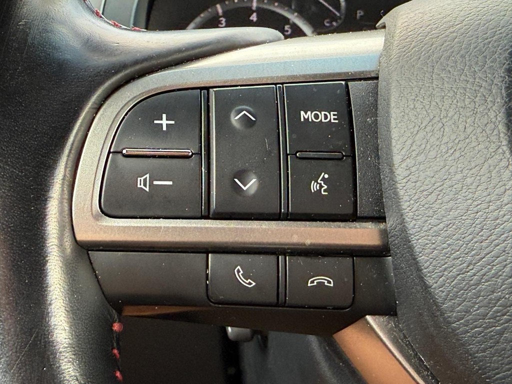 Lexus GX Vehicle Full-screen Gallery Image 17