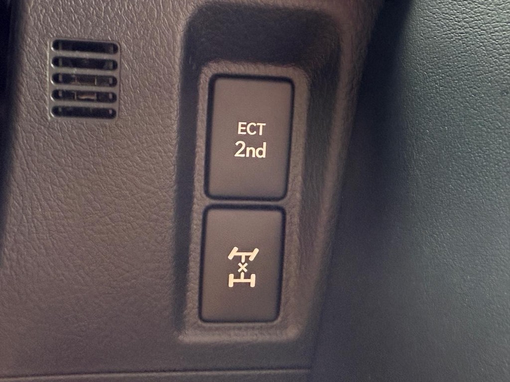 Lexus GX Vehicle Full-screen Gallery Image 20