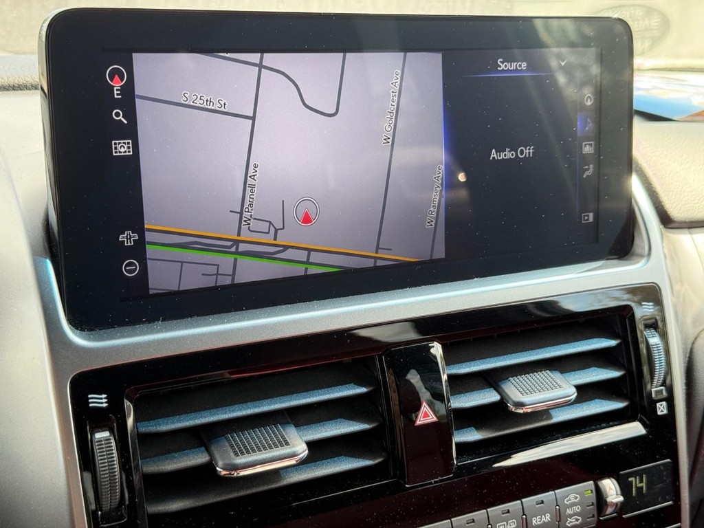 Lexus GX Vehicle Full-screen Gallery Image 21