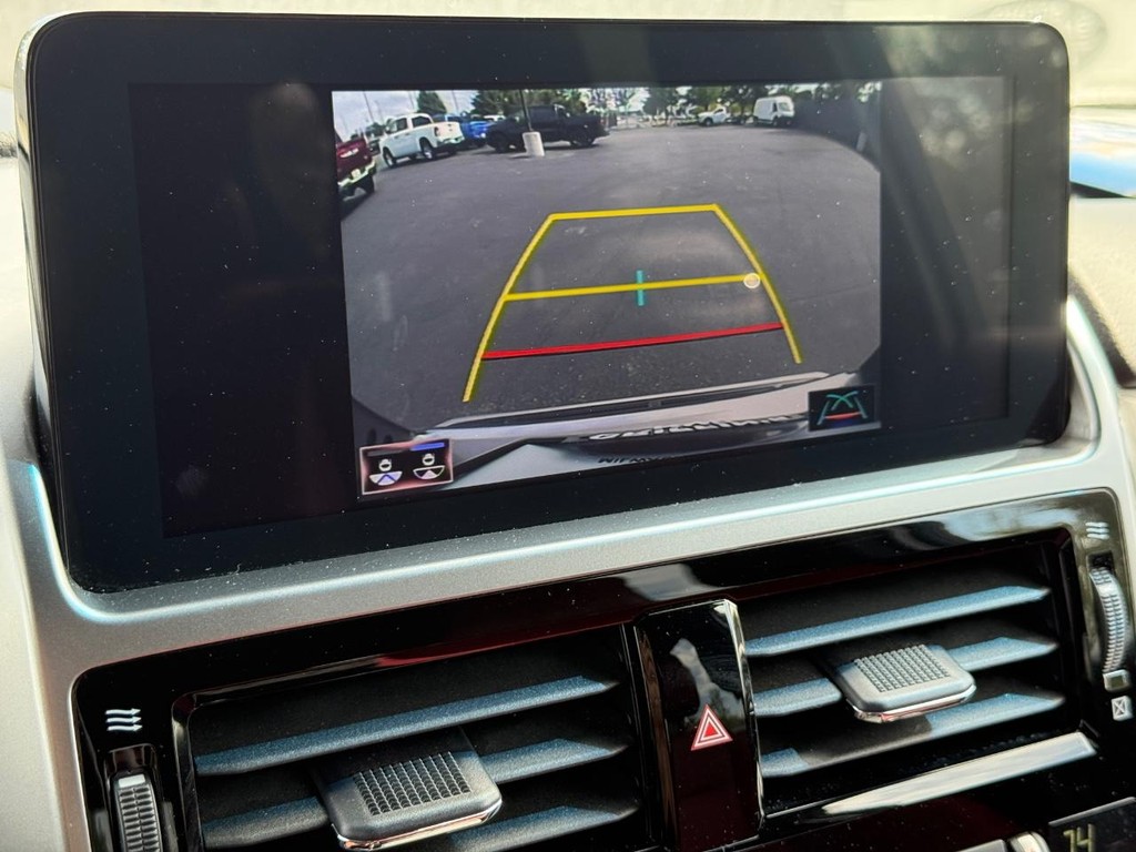 Lexus GX Vehicle Full-screen Gallery Image 22