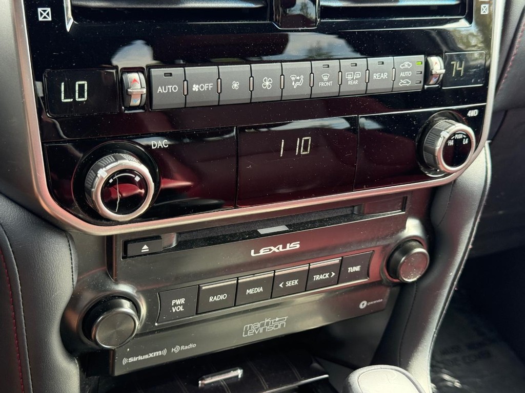 Lexus GX Vehicle Full-screen Gallery Image 23