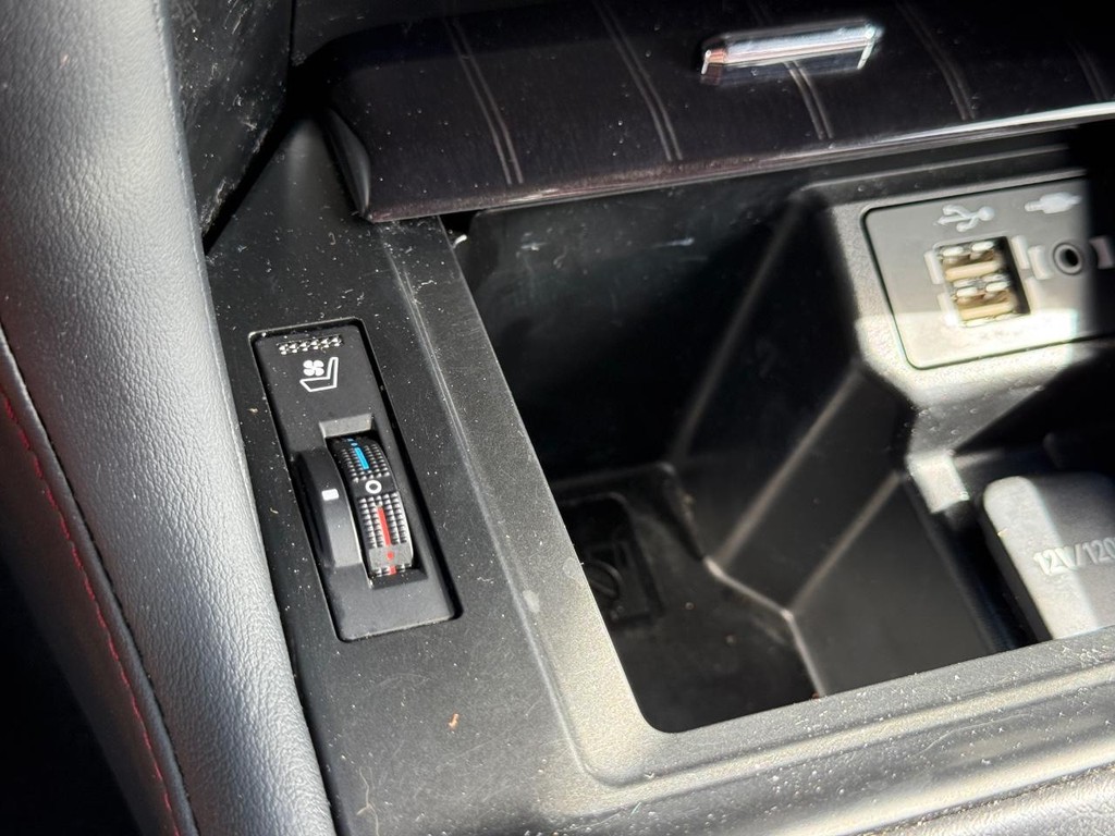 Lexus GX Vehicle Full-screen Gallery Image 25