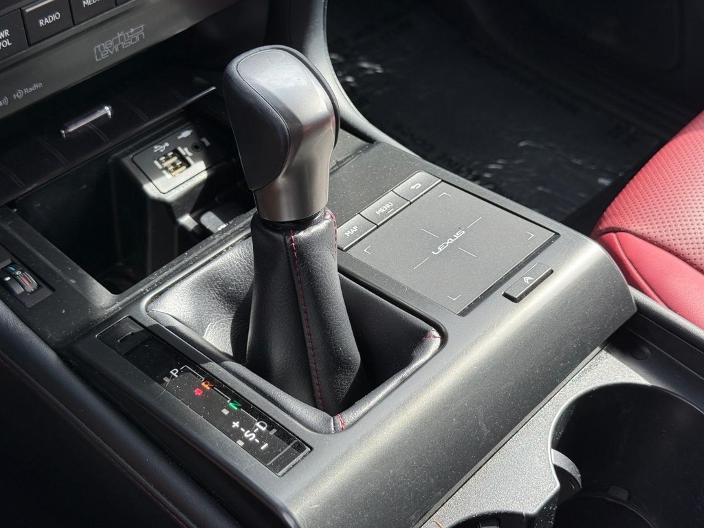 Lexus GX Vehicle Full-screen Gallery Image 26