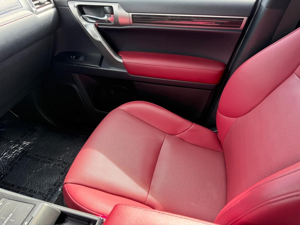 Lexus GX Vehicle Full-screen Gallery Image 28