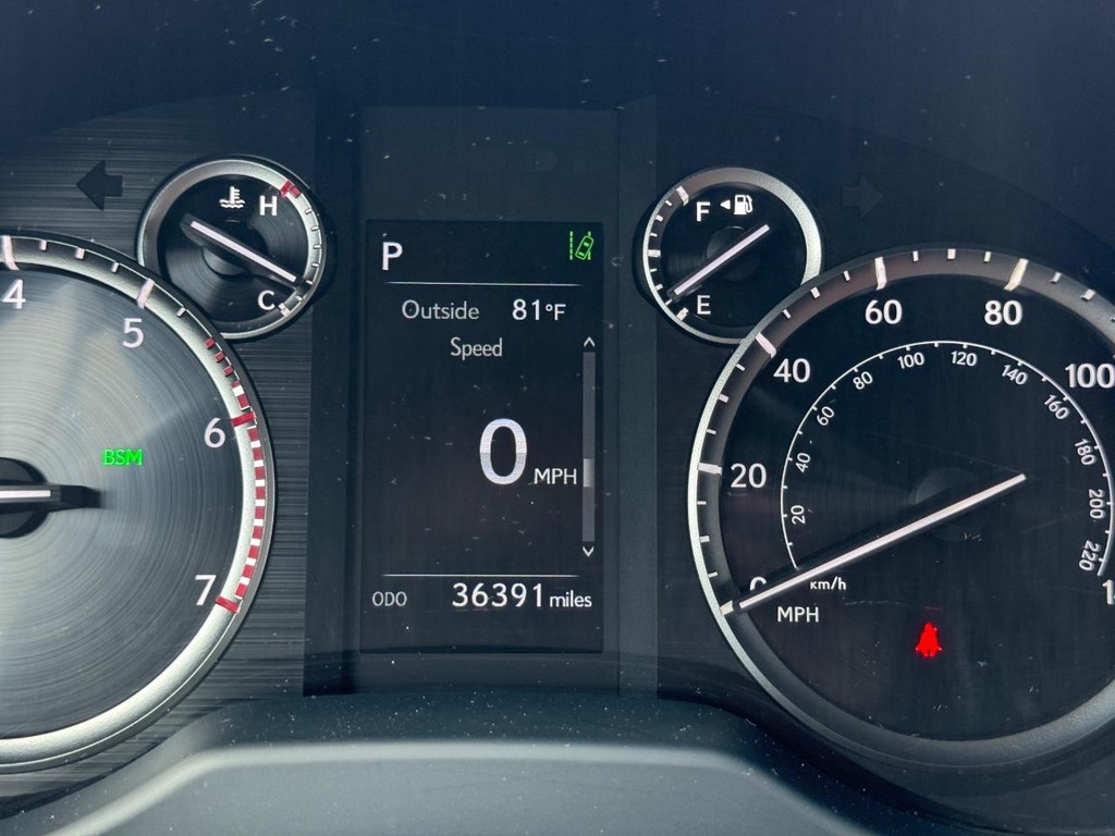 Lexus GX Vehicle Full-screen Gallery Image 29