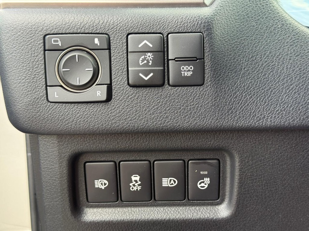 Lexus GX Vehicle Full-screen Gallery Image 30