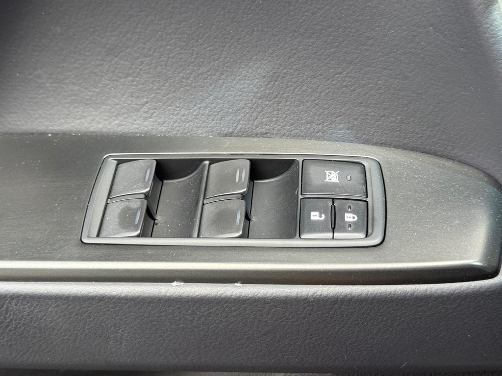 Lexus GX Vehicle Full-screen Gallery Image 31