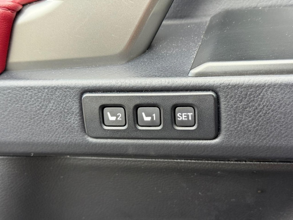 Lexus GX Vehicle Full-screen Gallery Image 32