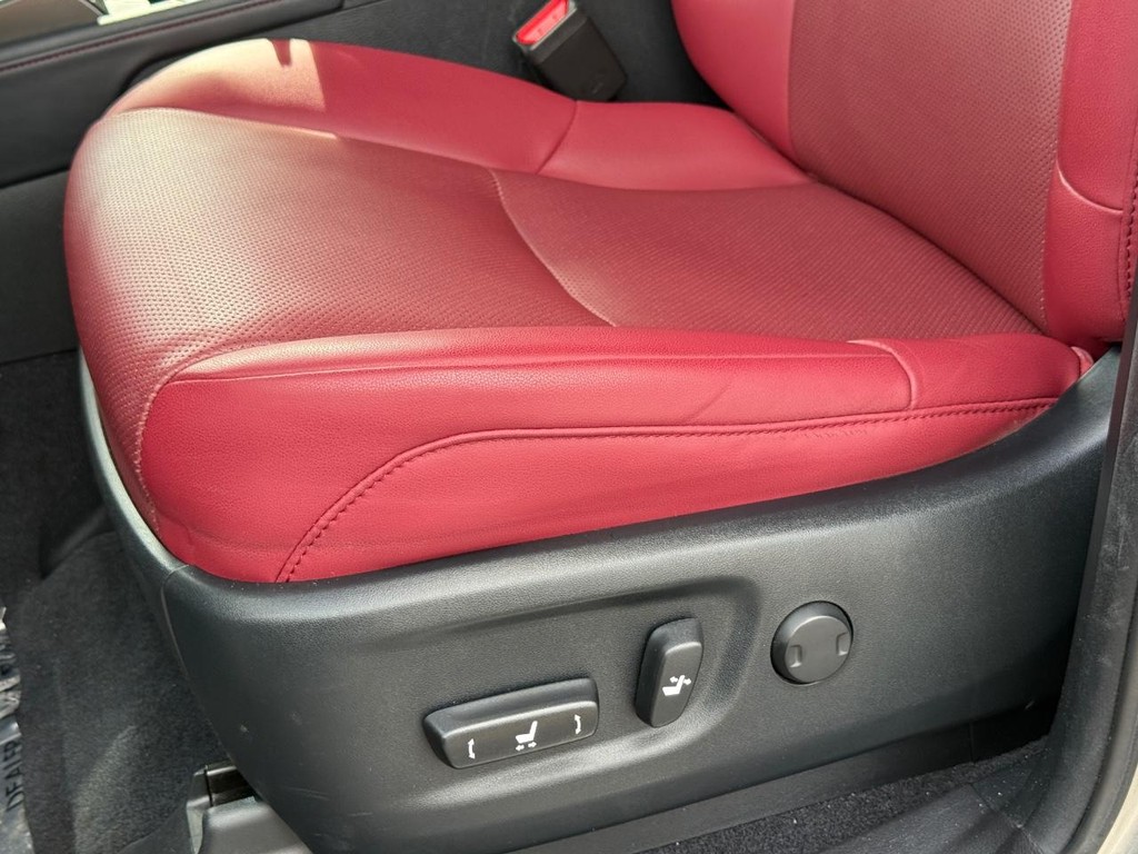 Lexus GX Vehicle Full-screen Gallery Image 33