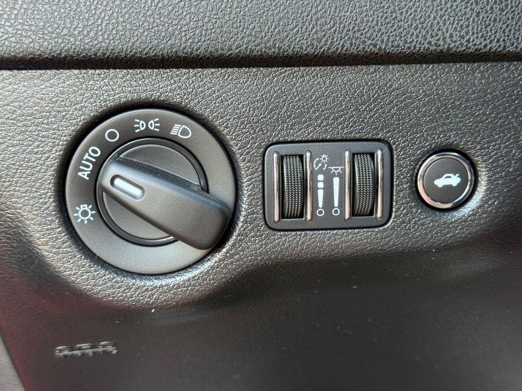 Dodge Charger Vehicle Full-screen Gallery Image 24