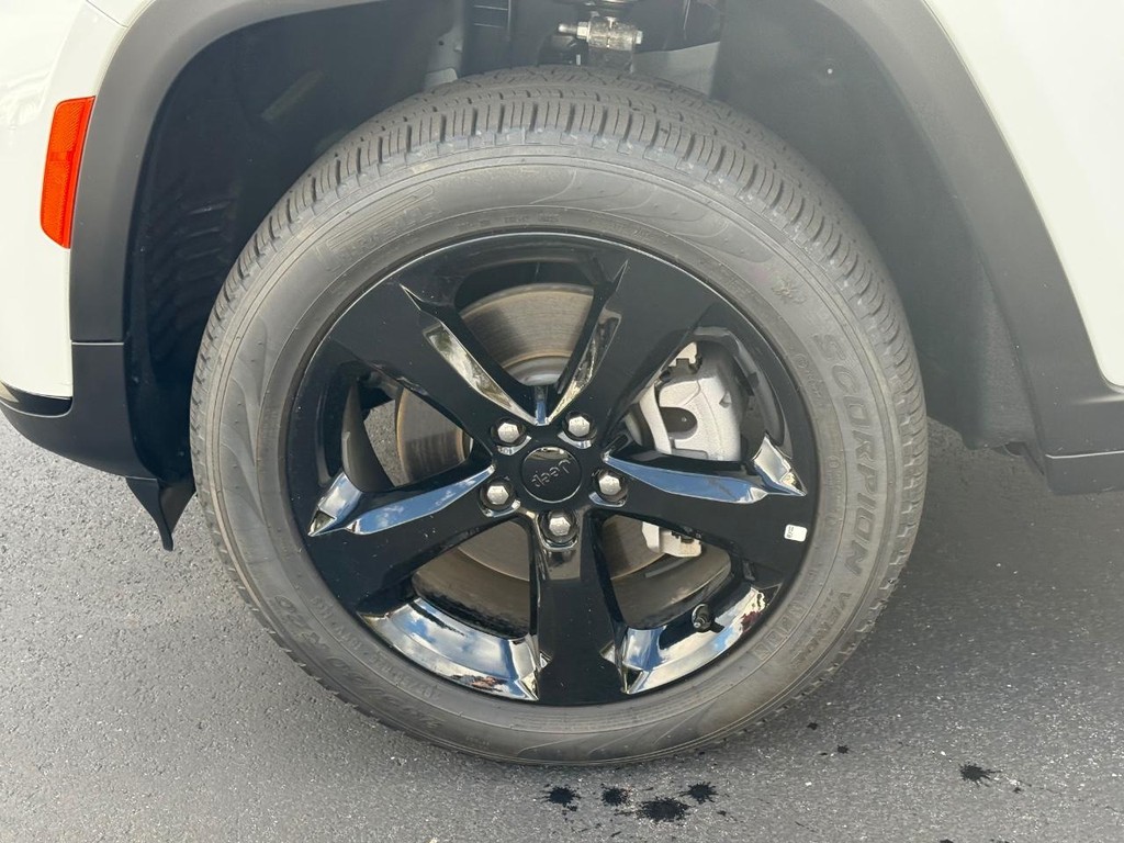 Jeep Grand Cherokee L Vehicle Full-screen Gallery Image 08