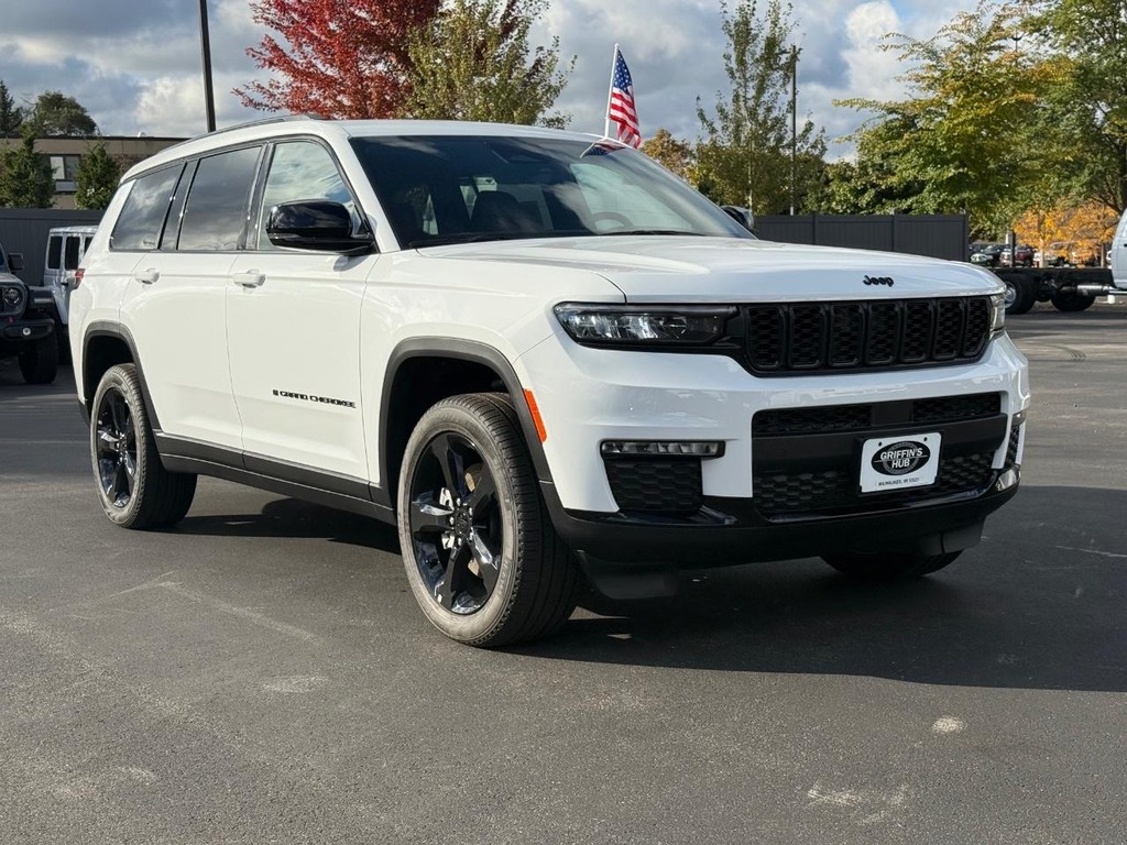 Jeep Grand Cherokee L Vehicle Full-screen Gallery Image 13