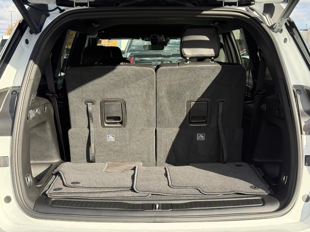 Jeep Grand Cherokee L Vehicle Full-screen Gallery Image 18