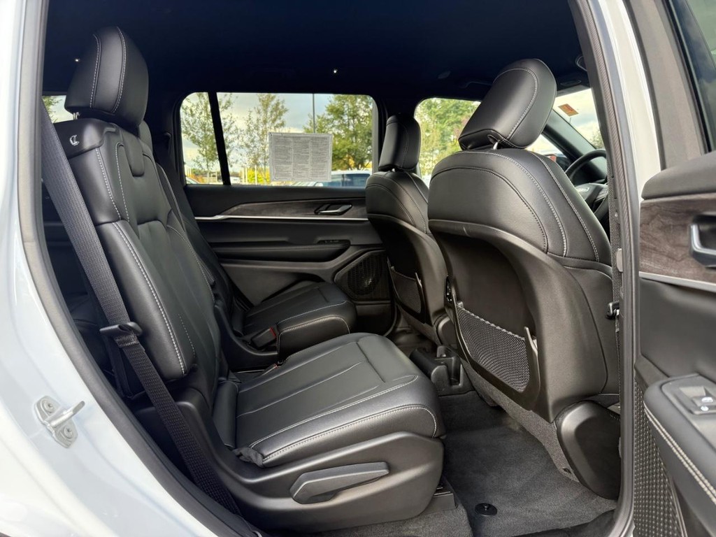 Jeep Grand Cherokee L Vehicle Full-screen Gallery Image 23