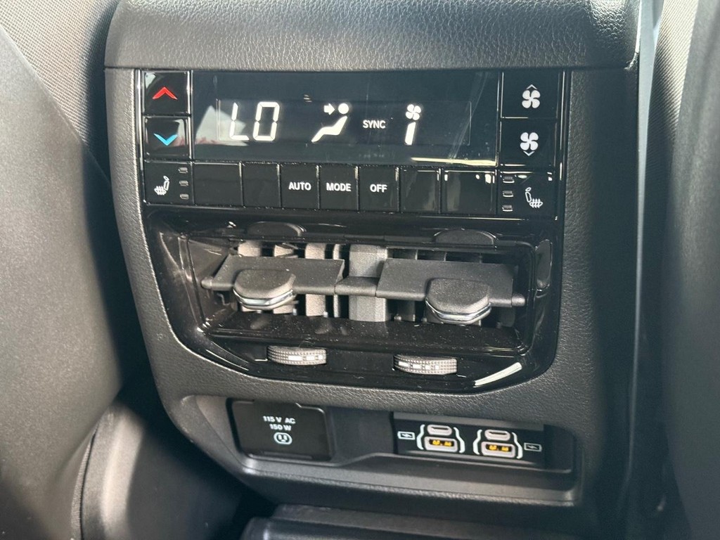 Jeep Grand Cherokee L Vehicle Full-screen Gallery Image 24