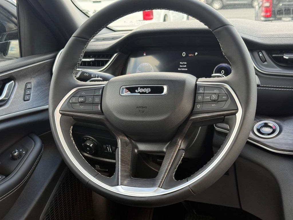 Jeep Grand Cherokee L Vehicle Full-screen Gallery Image 26