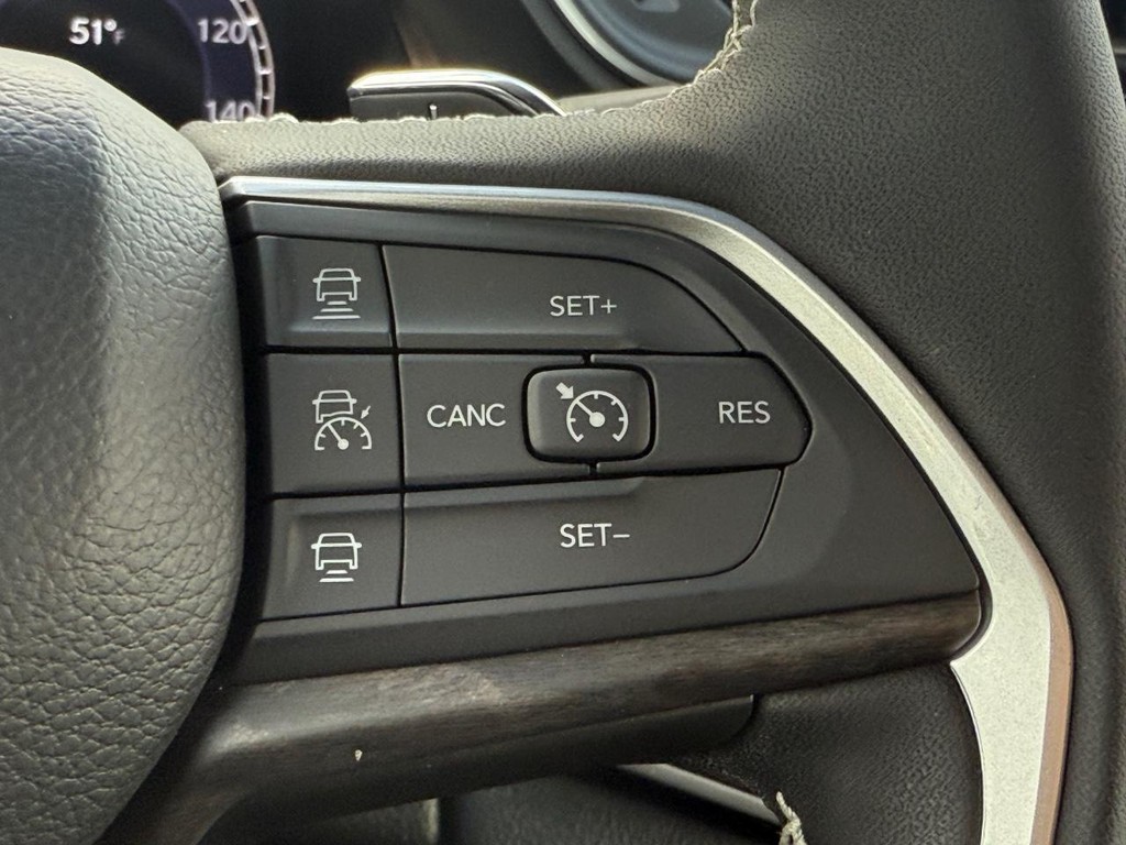 Jeep Grand Cherokee L Vehicle Full-screen Gallery Image 28