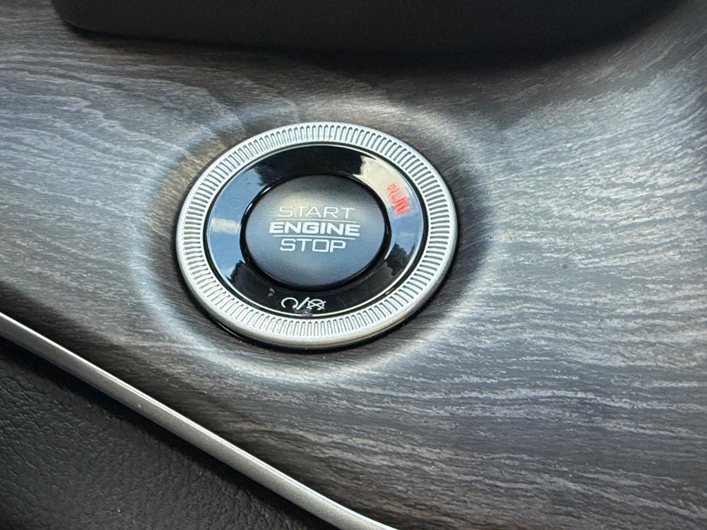 Jeep Grand Cherokee L Vehicle Full-screen Gallery Image 29