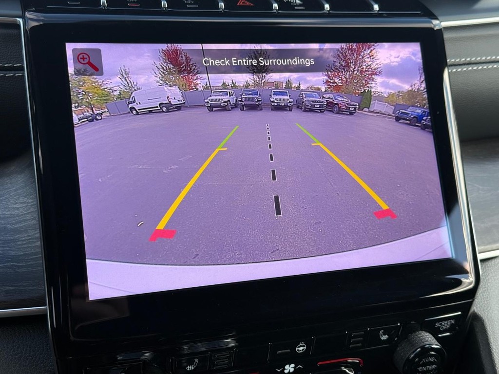 Jeep Grand Cherokee L Vehicle Full-screen Gallery Image 32