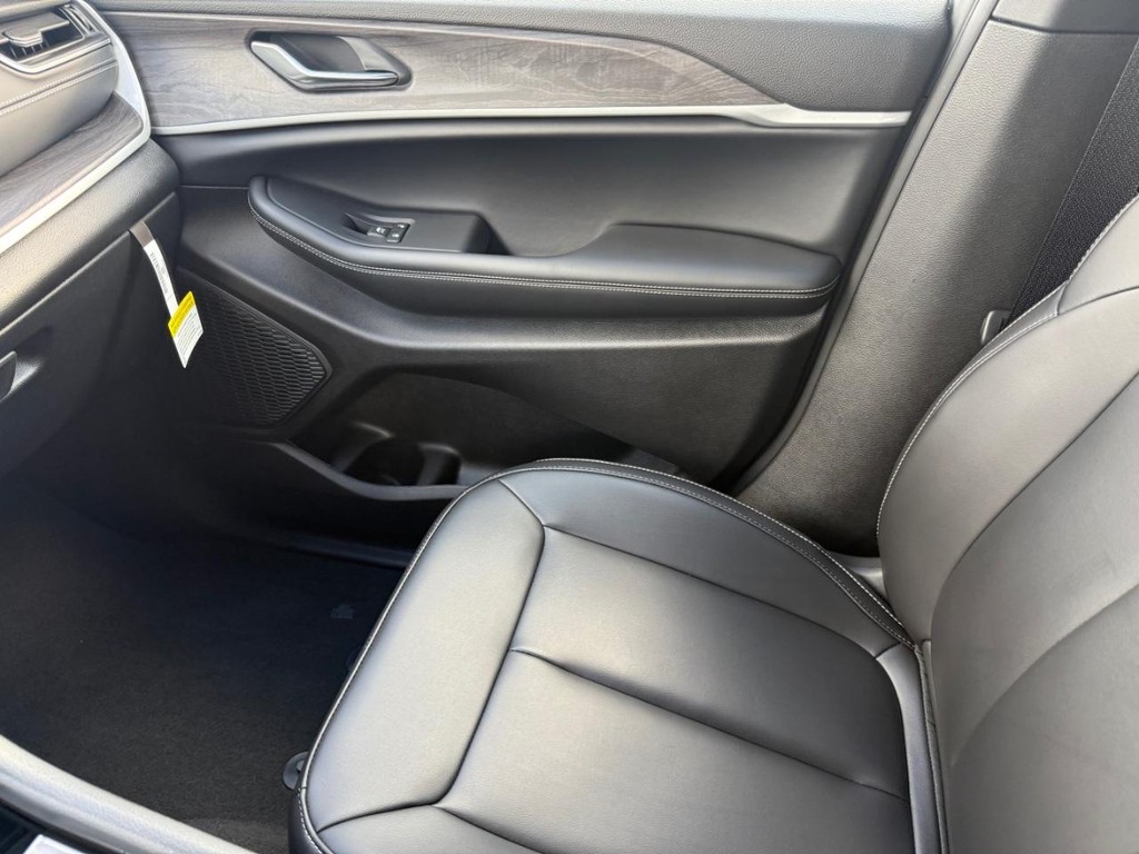 Jeep Grand Cherokee L Vehicle Full-screen Gallery Image 35