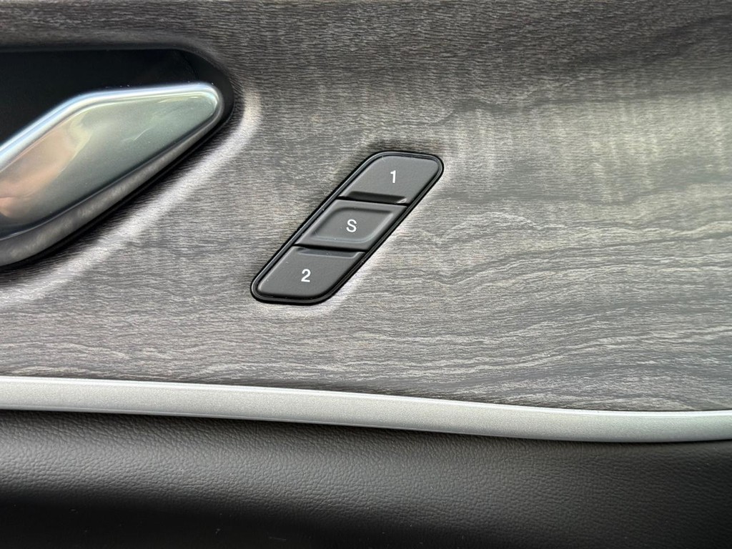 Jeep Grand Cherokee L Vehicle Full-screen Gallery Image 38